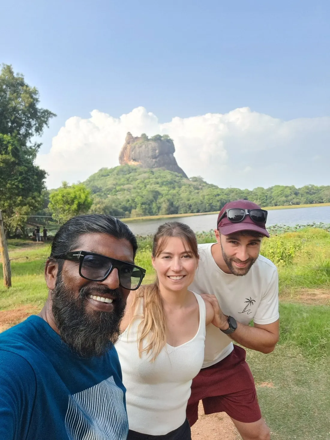 Raj, ma femme et moi devant Sigiriya